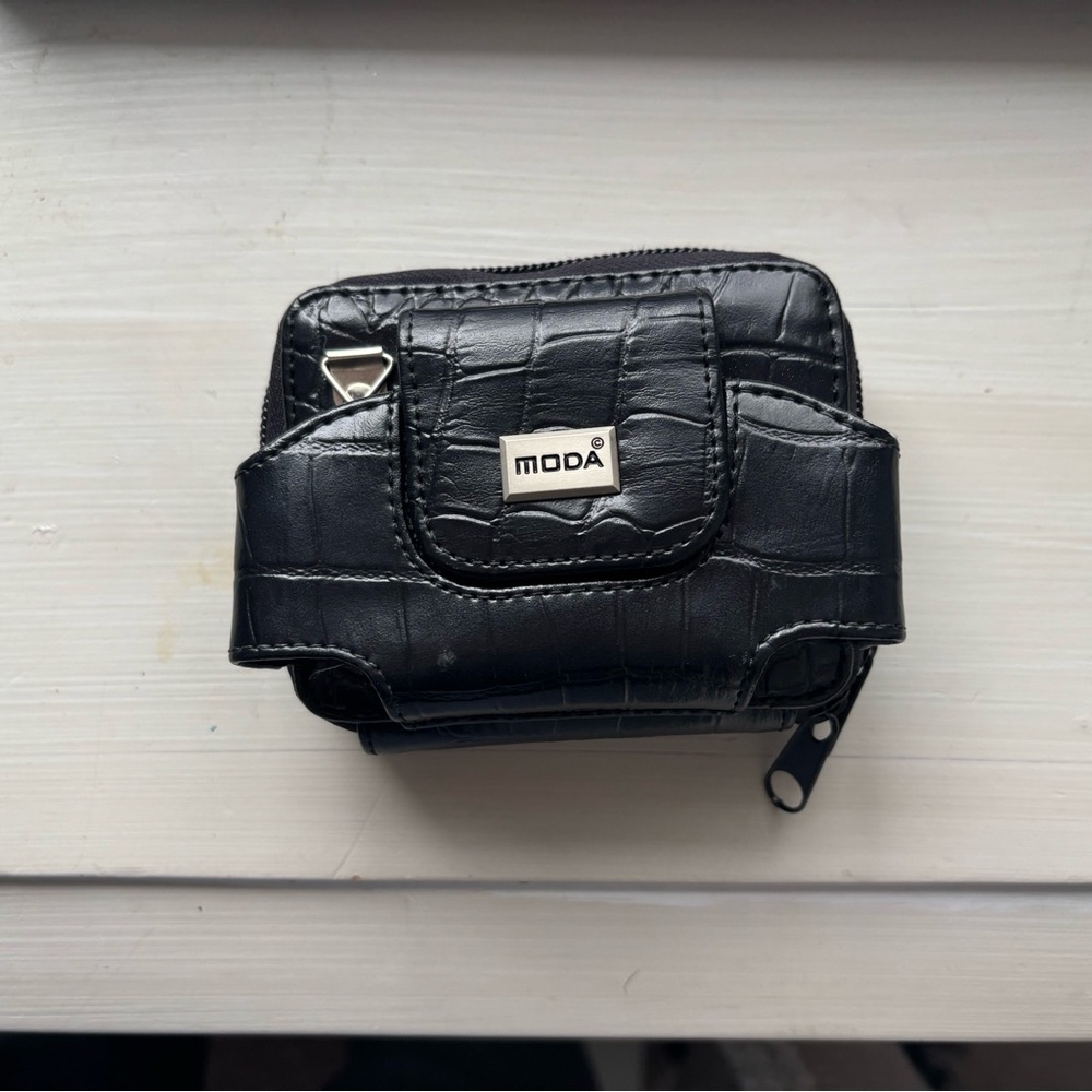 Moda Black Croc-Textured Pouch